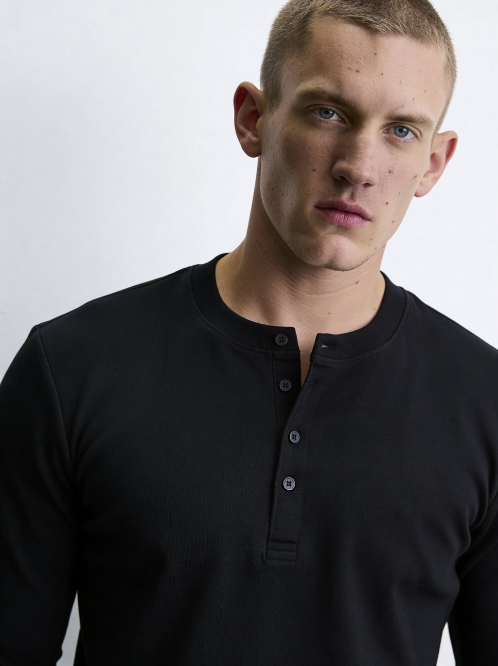 ZZUFAL - PURE HENLEY BLACK T-SHIRT - ZT007