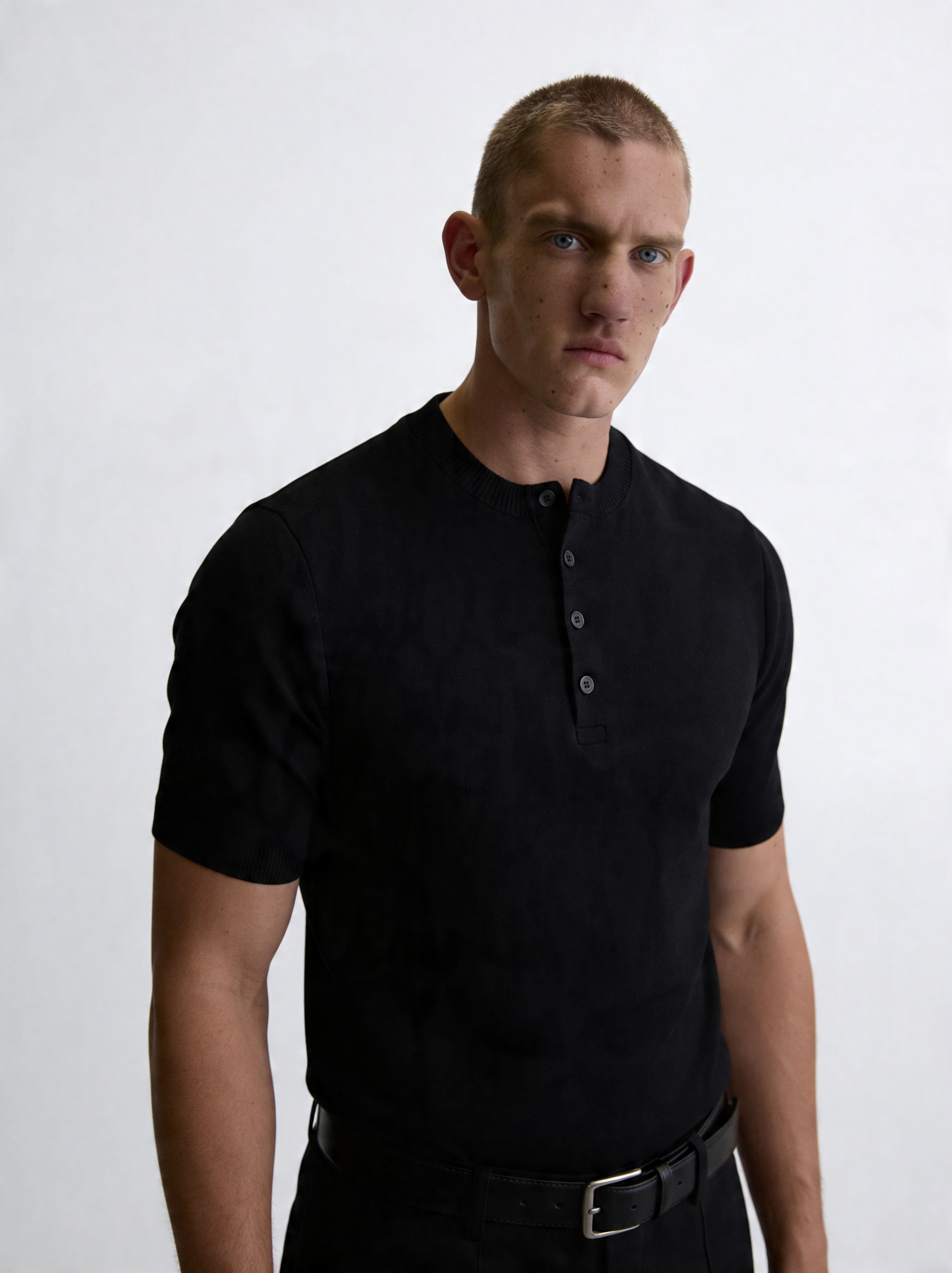 ZZUFAL - PURE SHORT HENLEY BLACK T-SHIRT - ZT008